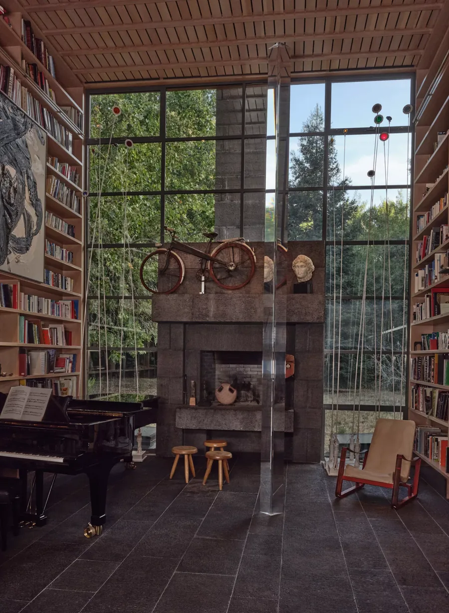 Christie's, Anthology of Design: Bibliothek mit Flügel, Steinkamin und einem Fahrrad auf dem Kaminsims