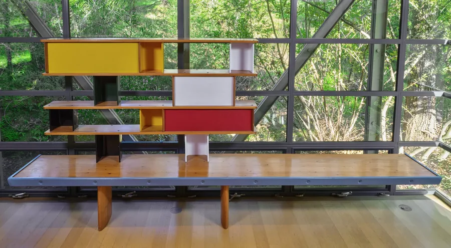 Christie's, Anthology of Design: Regal mit gelben, roten und weißen Fächern auf einem langen Holzsockel
