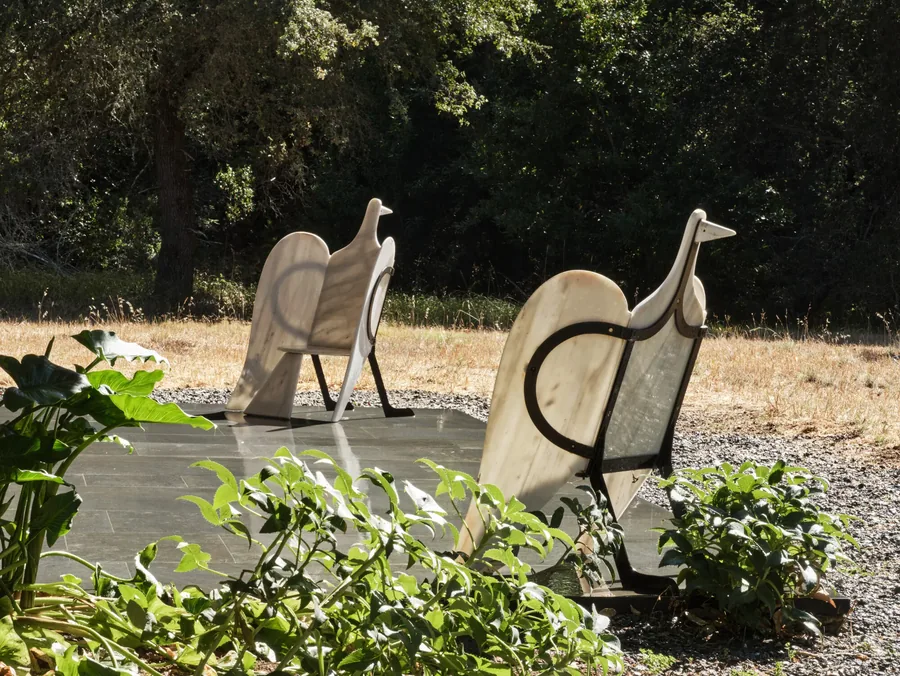 Christie's, Anthology of Design: zwei vogelförmige Marmorsitze mit schwarzem Metallgestell im Freien
