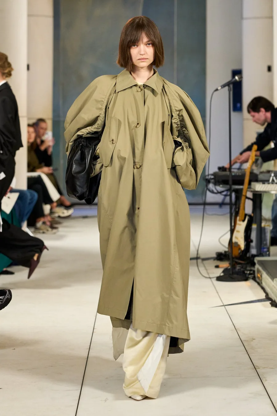 SHOWstudio, Litkovska S/S 27 STRICHA: Model in einem langen Khaki-Mantel mit voluminösen Ärmeln